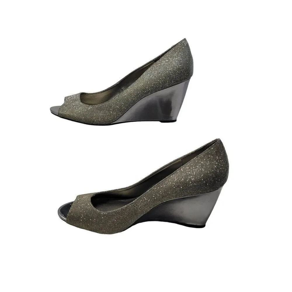 Bandolino Womens BDTufflove Wedge 11 Heel Metallic Silver Sparkle Peep Toe Glam‎